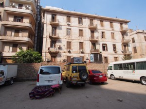 PA082888 - Kanarie op de parkeerplaats in Cairo