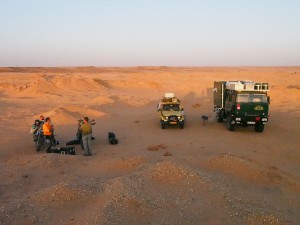 PB025019 - Desert camp met Engelse motorrijders bij Gebel Barkal