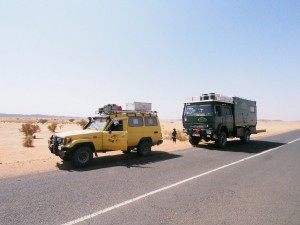 PB025049 - Water uitdelen langs woestijnweg
