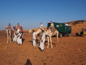 PB035106 - Kinderen rijden kameel in Meroe