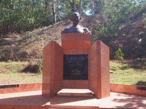 P1160336 - Ghandi monument bij Bron van de Nijl bij Jinja