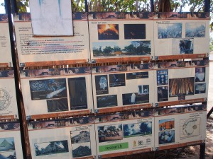 P1190630 - Infobordjes bij Kasubi graven Kampala