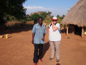 P1210712 - William en Patricia village walk bij Nyero rotstekeningen