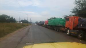20170423 101420 - Wachtende vrachtwagens voor de grens van Zambia-Botswana