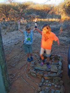 P6232211 - De kinderen bouwen een fort