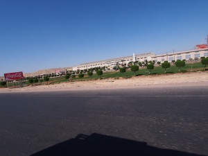 PA183996 - Frisdrankfabriek in woestijn