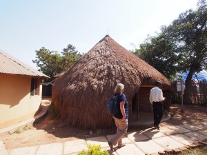P1190618 - Trommelhut bij Kasubi graven Kampala