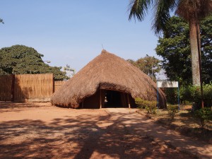 P1190625 - Hut bij Kasubi graven Kampala