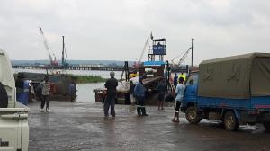 20170423 104303 - Vrachtwagen probeert Kazungula ferry op te komen