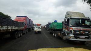 20170423 112748 - Wachtende vrachtwagens voor grens Botswana-Zambia