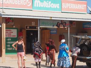 P6081106 - Himbas bij supermarkt Uis